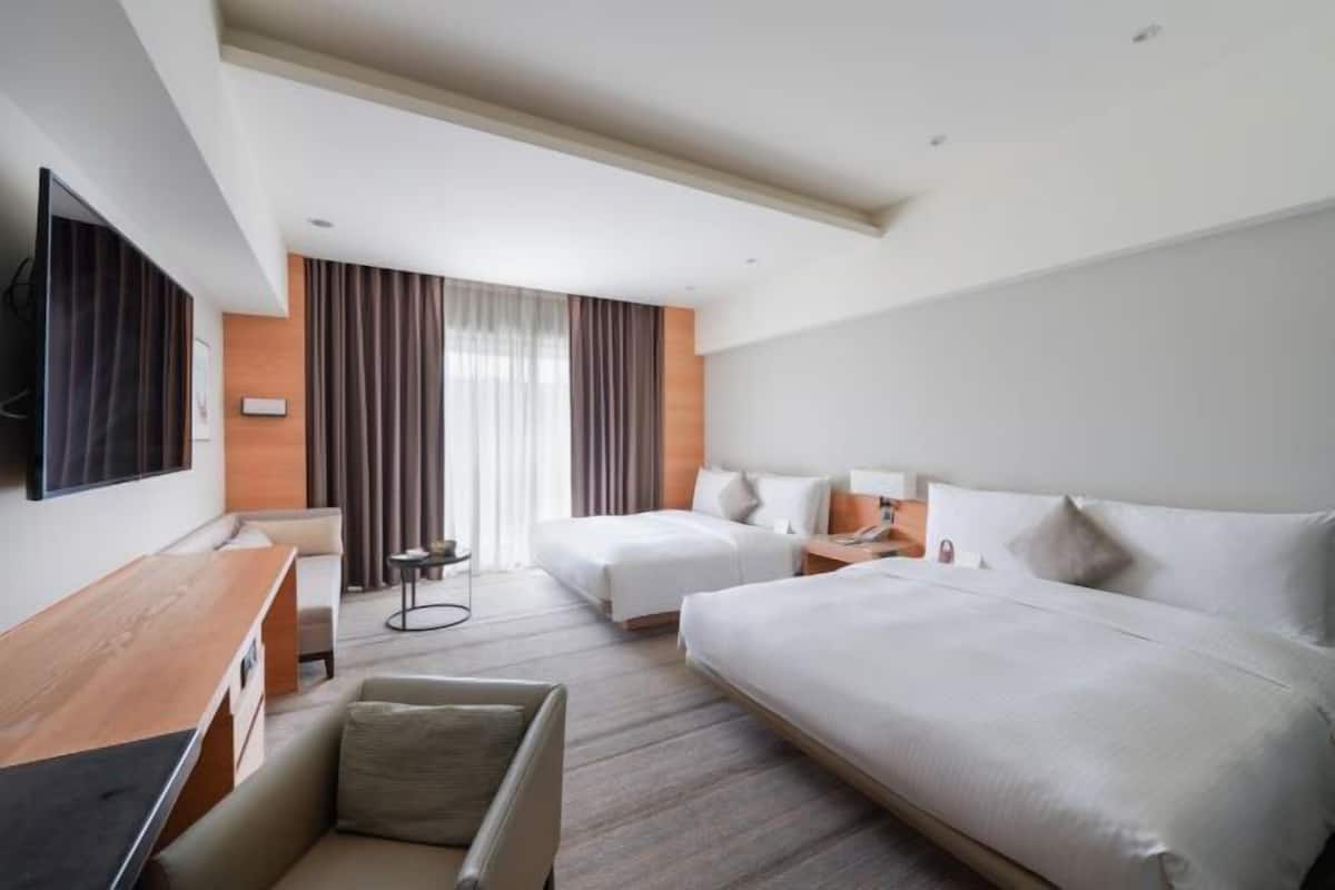 Down duvets, in-room safe, desk, blackout curtains