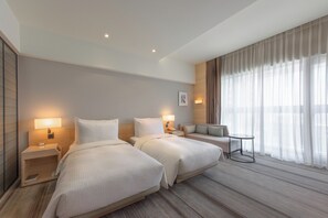 Comfort tvåbäddsrum | Duntäcken, värdeförvaringsskåp på rummet och skrivbord