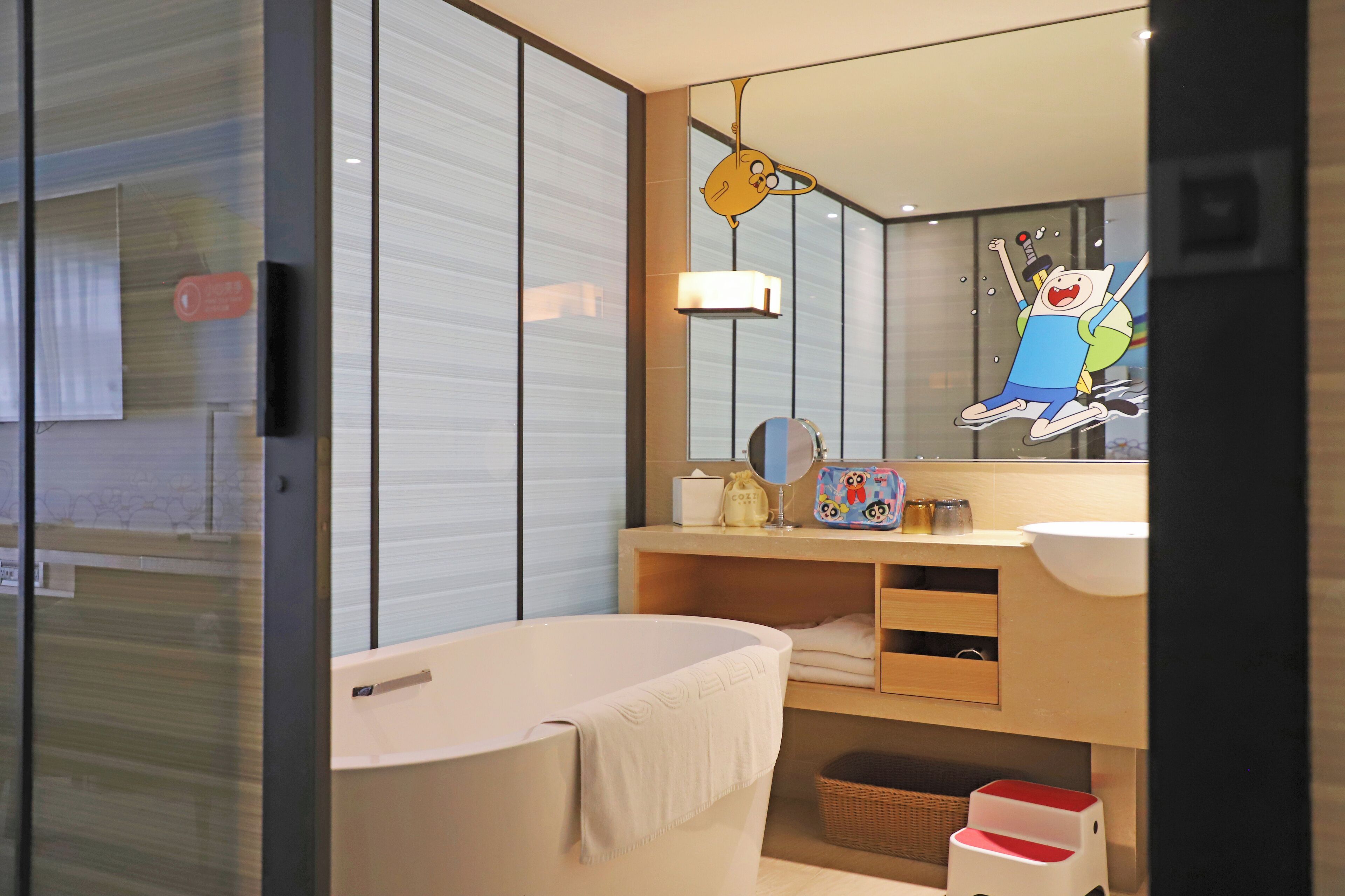 Ein modernes Badezimmer mit Badewanne, Spiegel und Handtuchhalter.