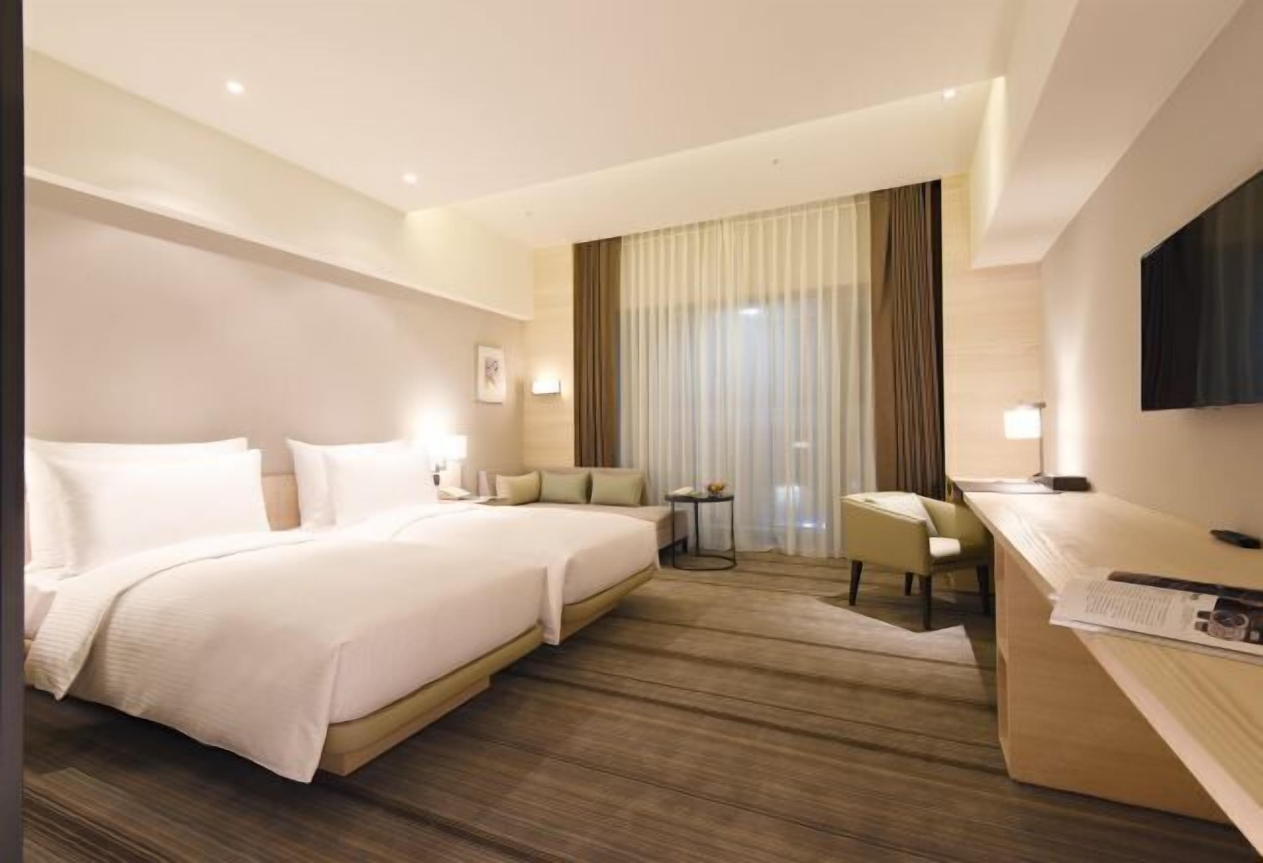 Cubrecamas, caja de seguridad en la habitación y escritorio 