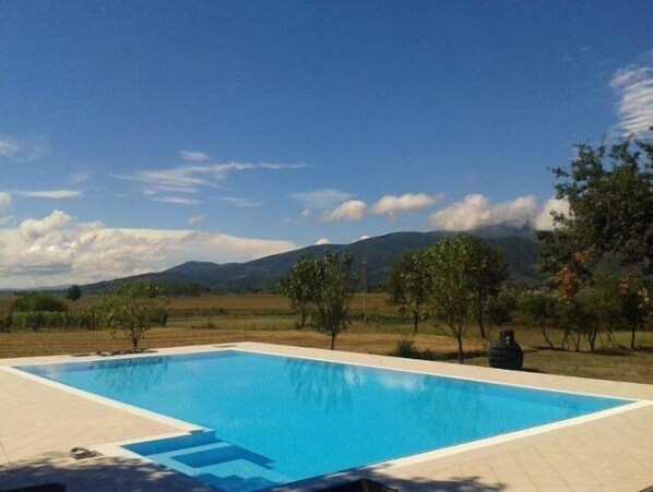 Piscine extérieure (ouverte en saison), parasols de plage