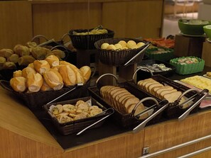 Buffet déjeuner gratuit tous les jours