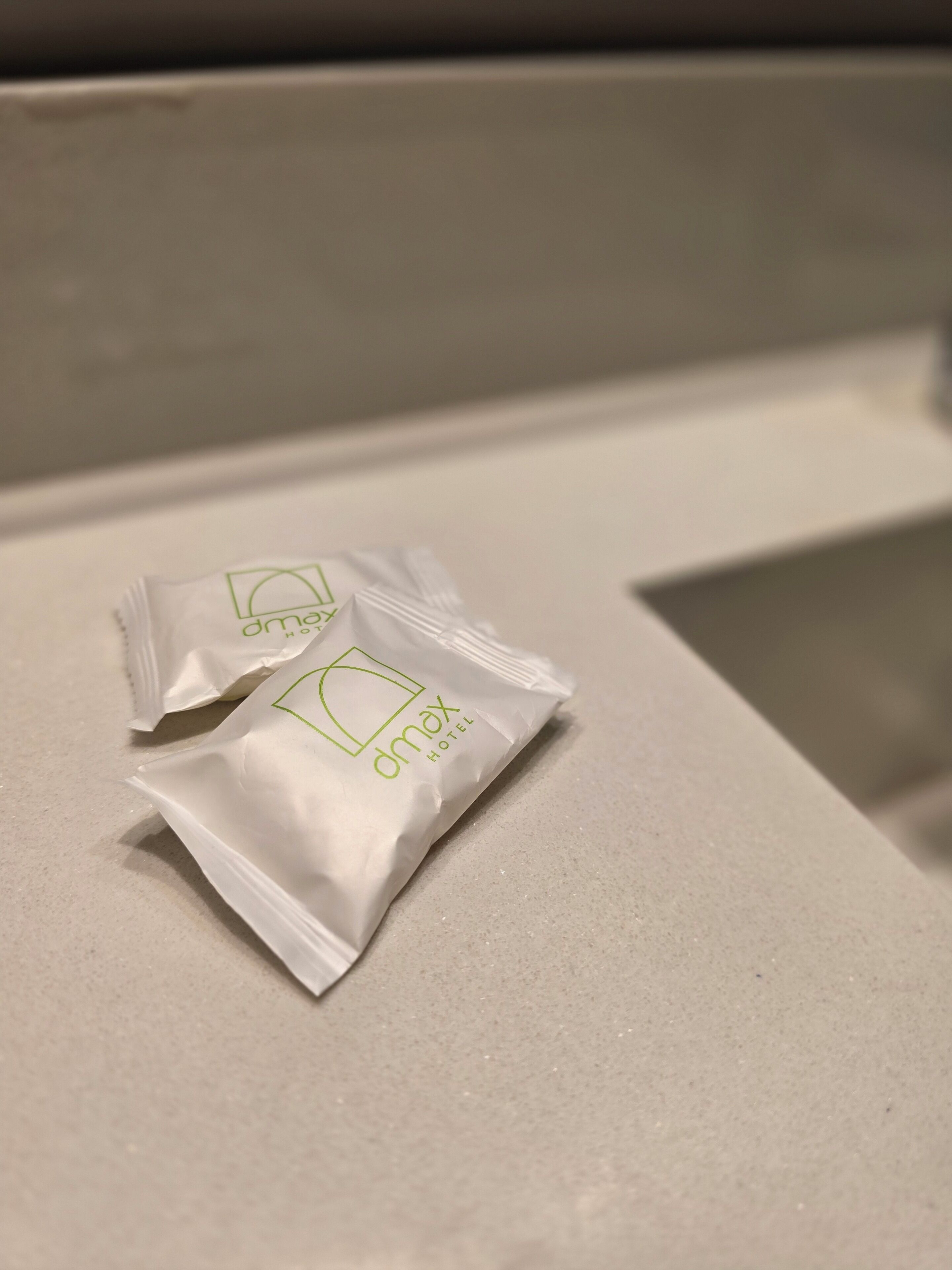 quarto com cama queen size | bathroom | shower, hair dryer, towels, soap