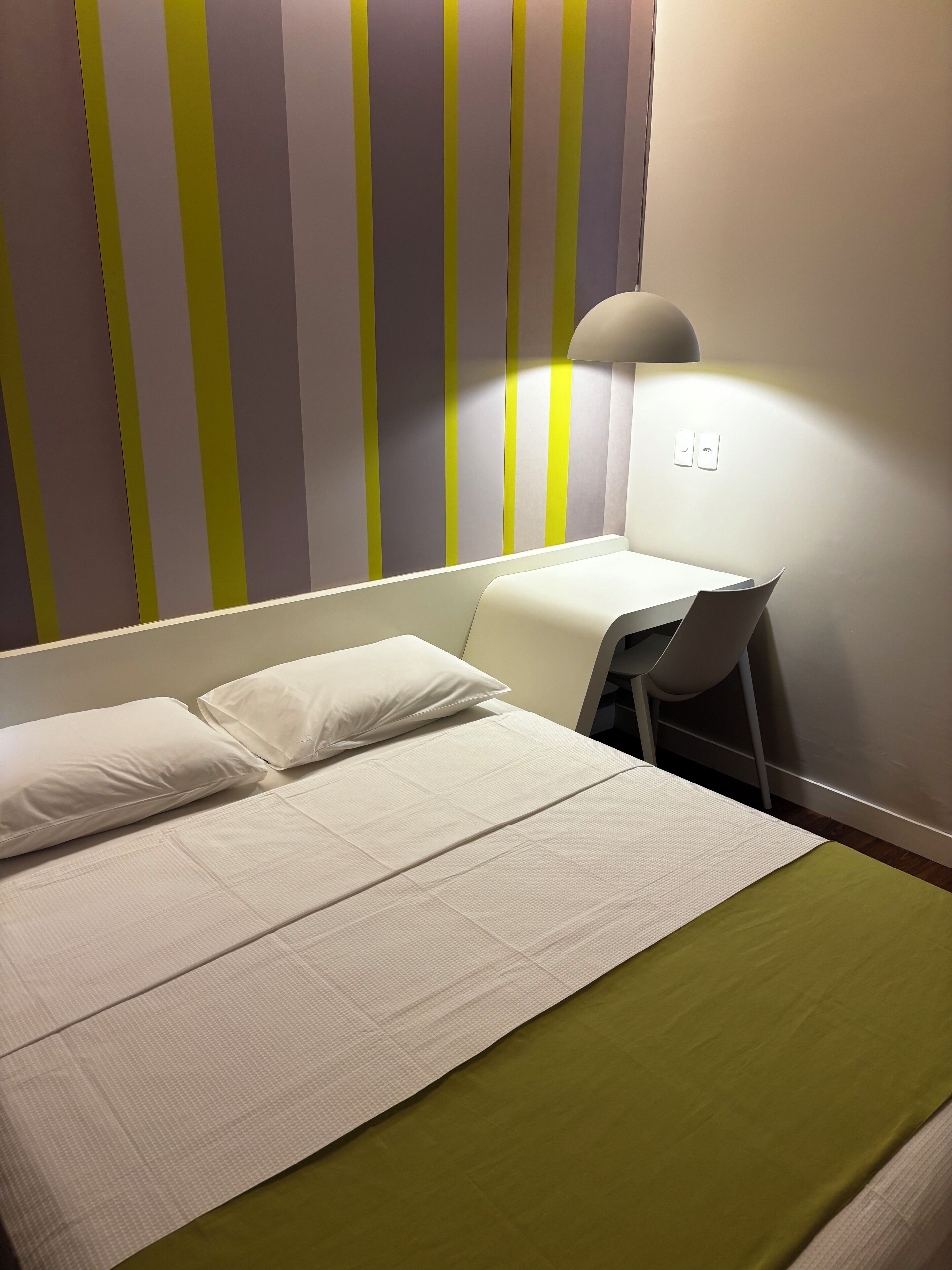 quarto com cama queen size | in-room safe, desk, laptop workspace, soundproofing