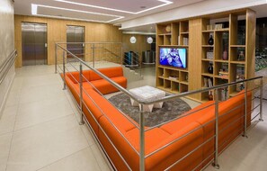 Lobby sitting area - DMax Hotel (Marilia)