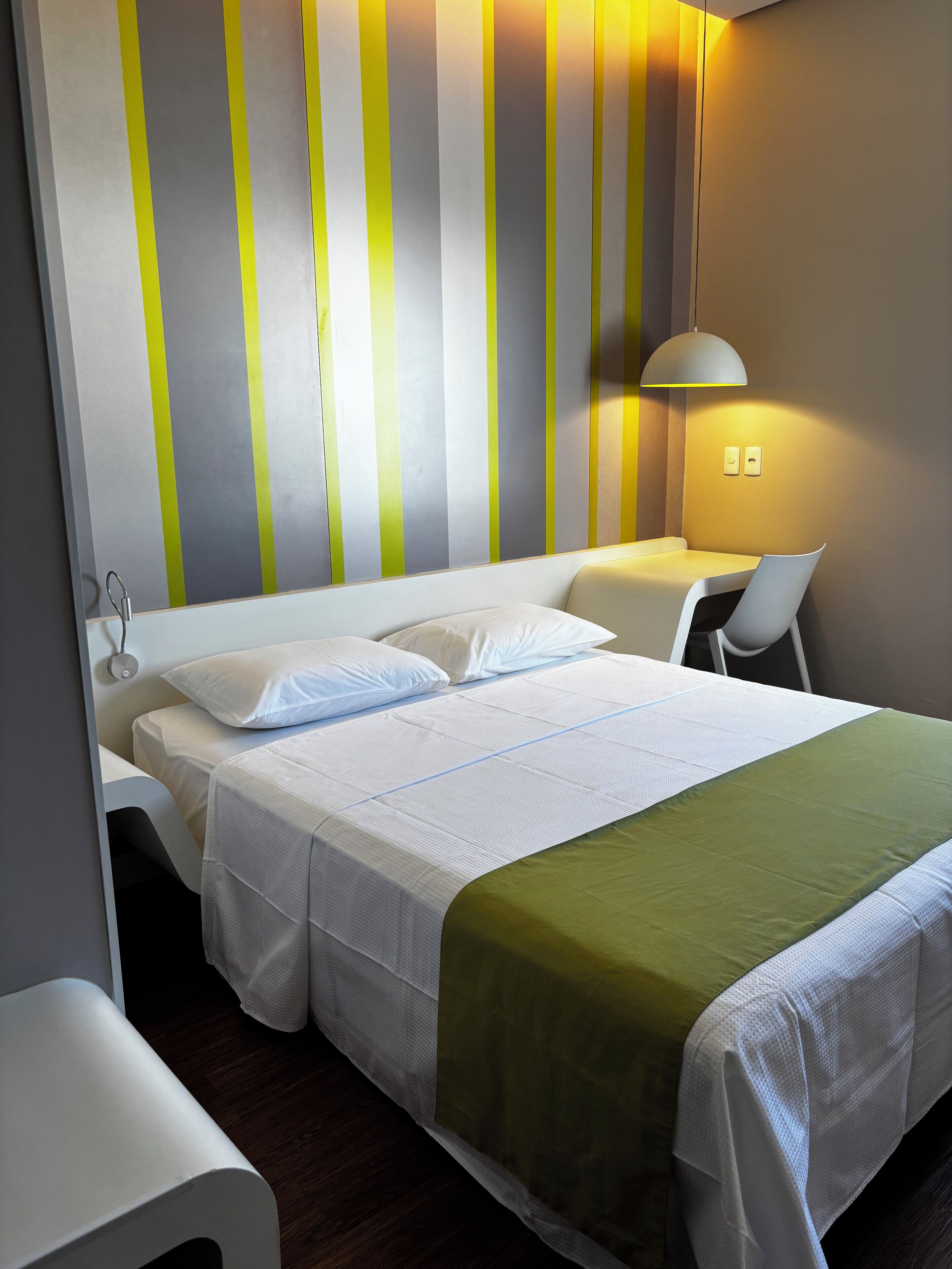 quarto com cama queen size | in-room safe, desk, laptop workspace, soundproofing