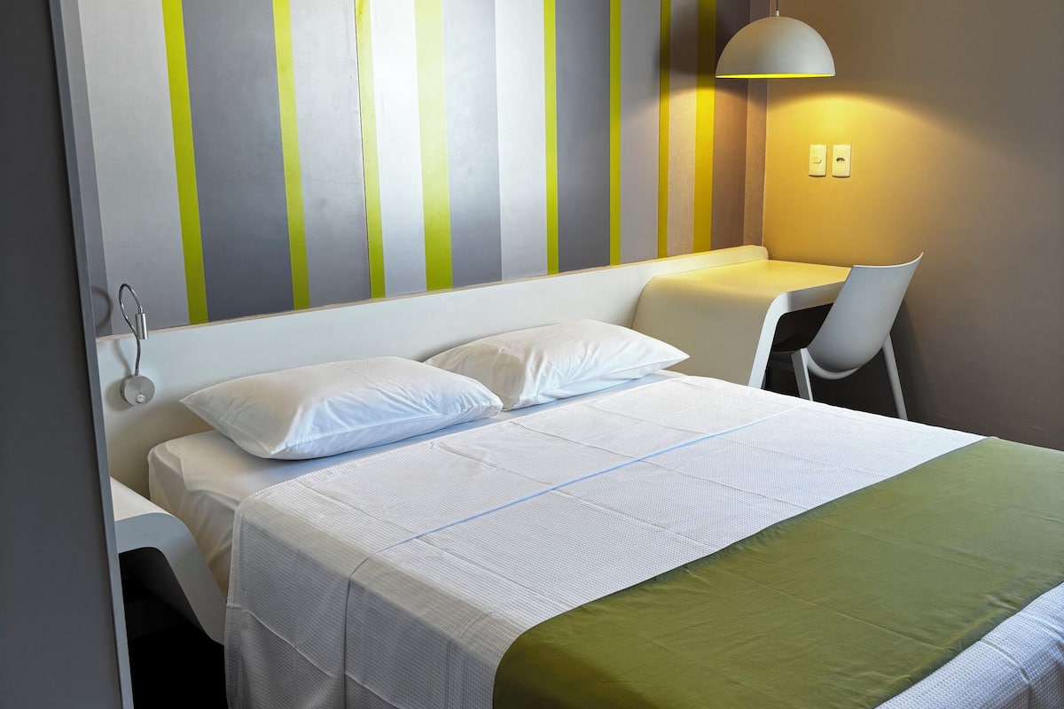 quarto com cama queen size | in-room safe, desk, laptop workspace, soundproofing