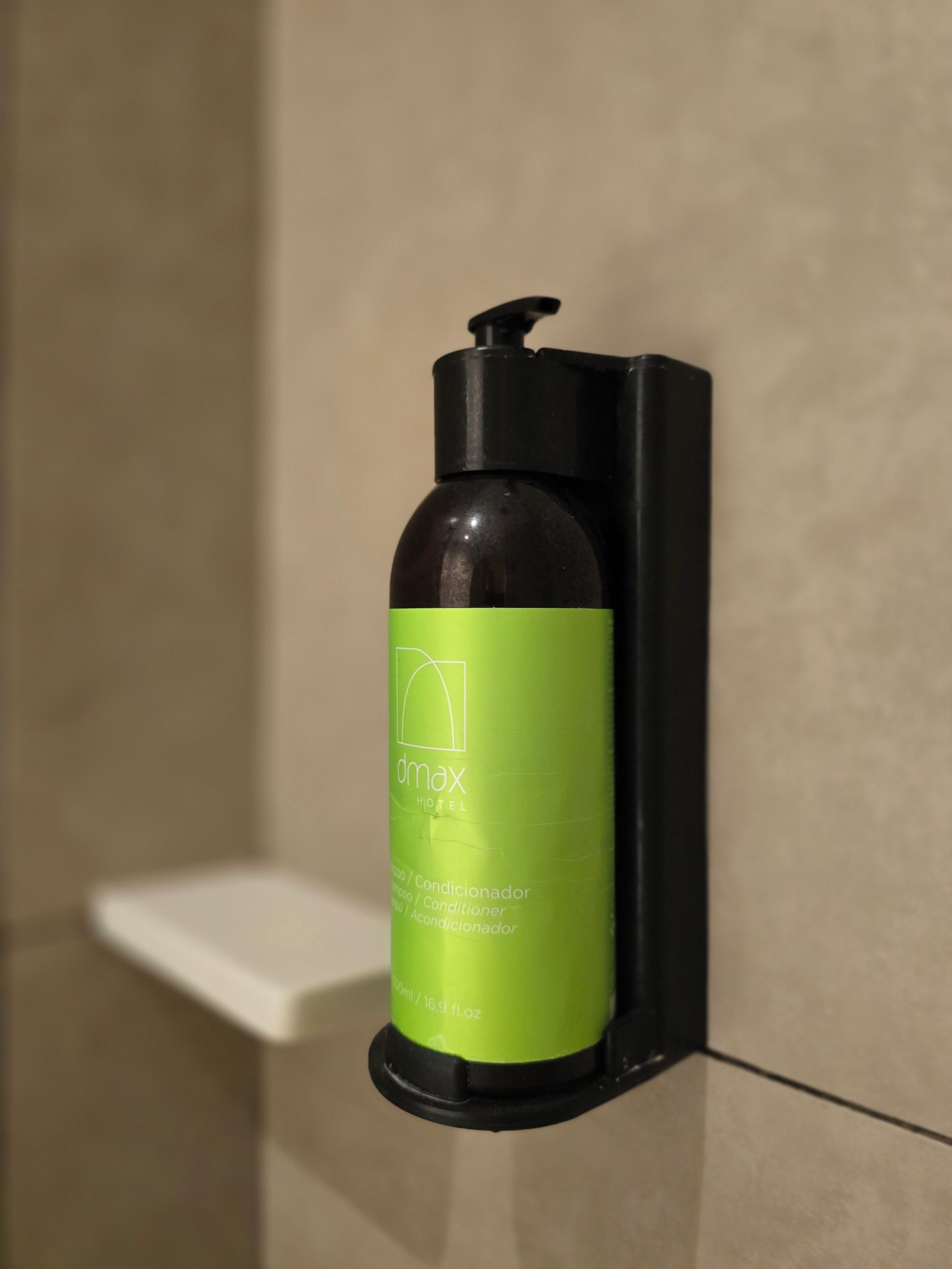 quarto com cama queen size | bathroom | shower, hair dryer, towels, soap