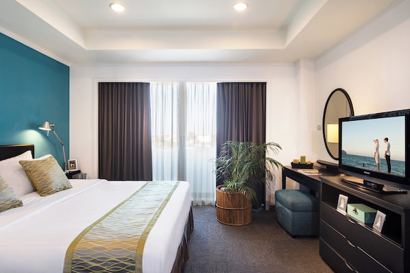 Caja de seguridad en la habitación, escritorio y cortinas blackout