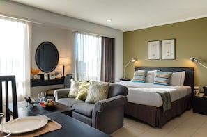 客房内保险箱、办公桌、遮光窗帘、熨斗/熨衣板