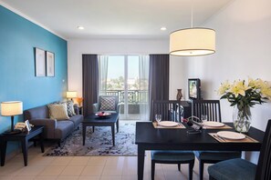 行政客房, 1 间卧室 | 起居区 | 液晶电视