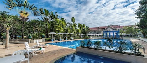 Outdoor pool, sun loungers