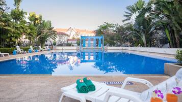 Hồ bơi ngoài trời, ghế dài tắm nắng