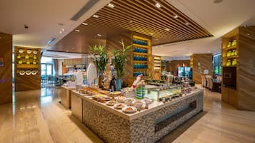 2 間餐廳,供應早餐、午餐和晚餐,中式料理