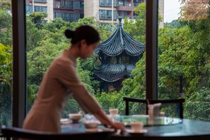 2 restaurants, serveren ontbijt, lunch, diner, Chinese gerechten