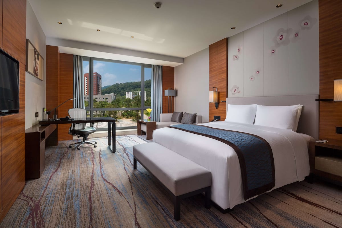 Premium bedding, minibar, in-room safe, iron/ironing board