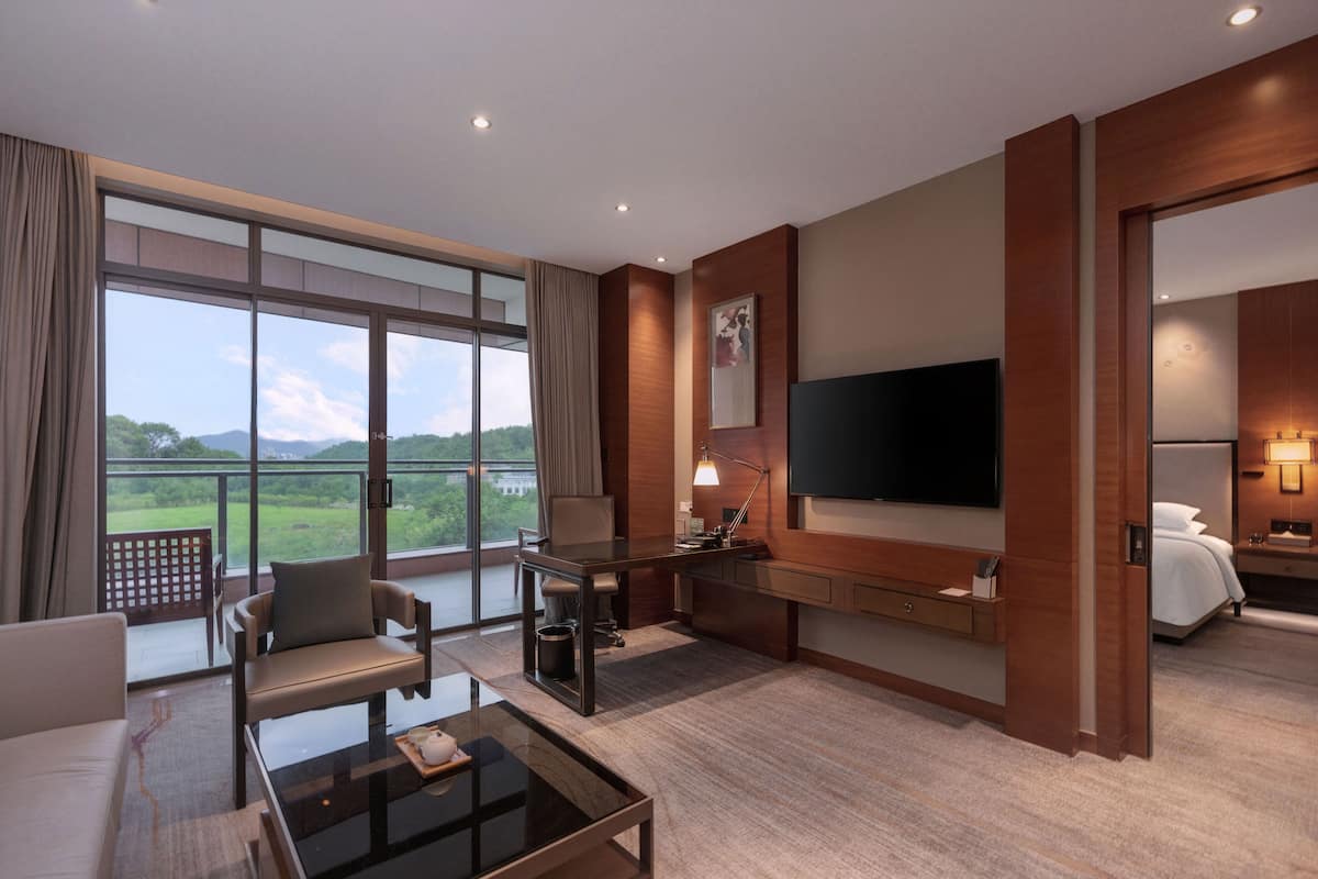 King, Suite, 1 chambre | Aire de séjour | Téléviseur ACL de 42 po avec télévision par satellite, téléviseur