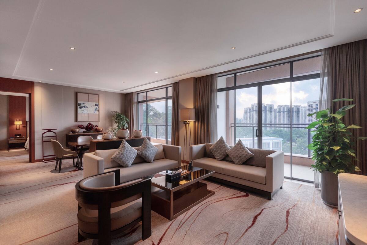 ambassador suite with lounge access | premium bedding, minibar, in-room safe, iron/ironing board