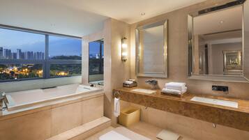 Suite, 1 très grand lit | Salle de bain