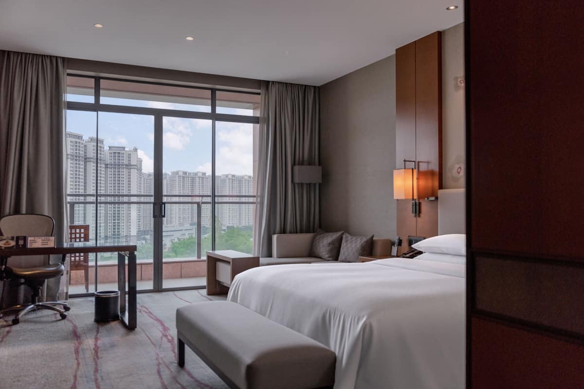 Deluxe King Room with Lake View | Premium bedding, minibar, in-room safe, iron/ironing board