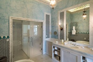 Suite (Nine) | Bathroom | Separate tub and shower, free toiletries, hair dryer, bathrobes - Palazzo Margherita (Bernalda)
