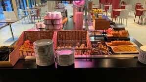Montaje de bufé con diferentes alimentos y utensilios.