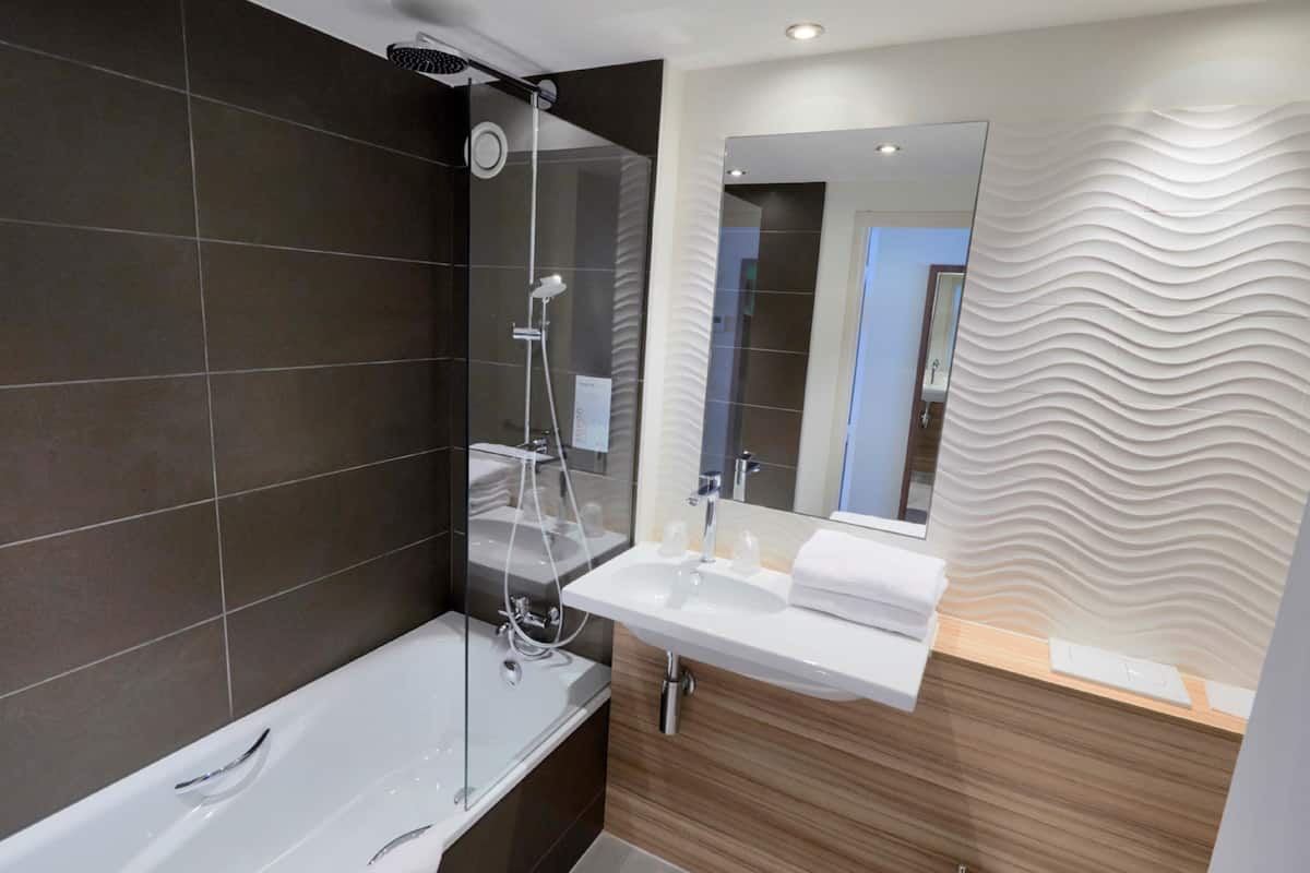 eco-friendly toiletries, towels