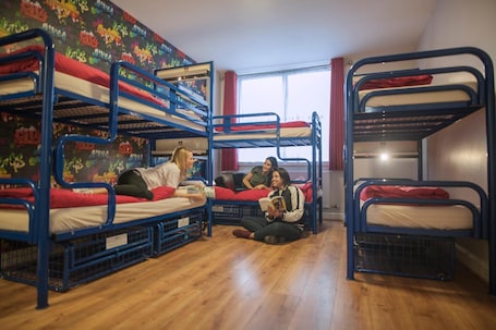 Tabla de planchar con plancha, wifi gratis y ropa de cama