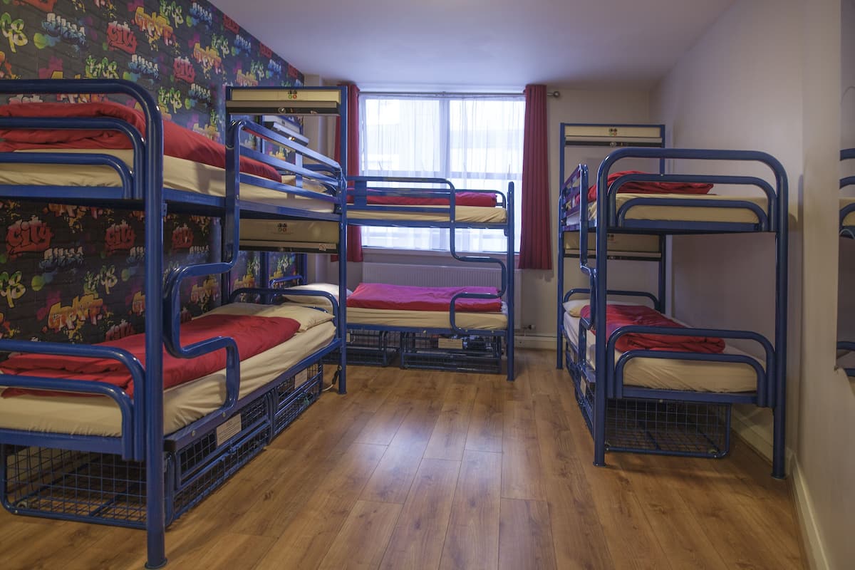 Dortoir Partagé, dortoir mixte, salle de bains attenante (1 bed in a 5 bed mixed dorm Ensuite) | Fer et planche à repasser, Wi-Fi gratuit, draps fournis