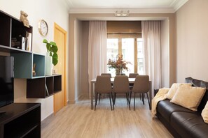 Flat-screen TV - Easy Sleep Eixample  (Barcelona)