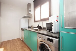 Apartamento | Cozinha privada | Geladeira, micro-ondas, máquina de café expresso, cafeteira/chaleira