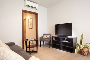 Living area | Flat-screen TV - Easy Sleep Eixample  (Barcelona)
