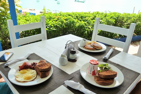 Desayuno a la carta todos los días (con cargo)