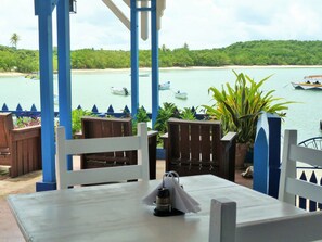 Phục vụ bữa sáng, bữa trưa, món địa phương và quốc tế, nhìn ra bãi biển 