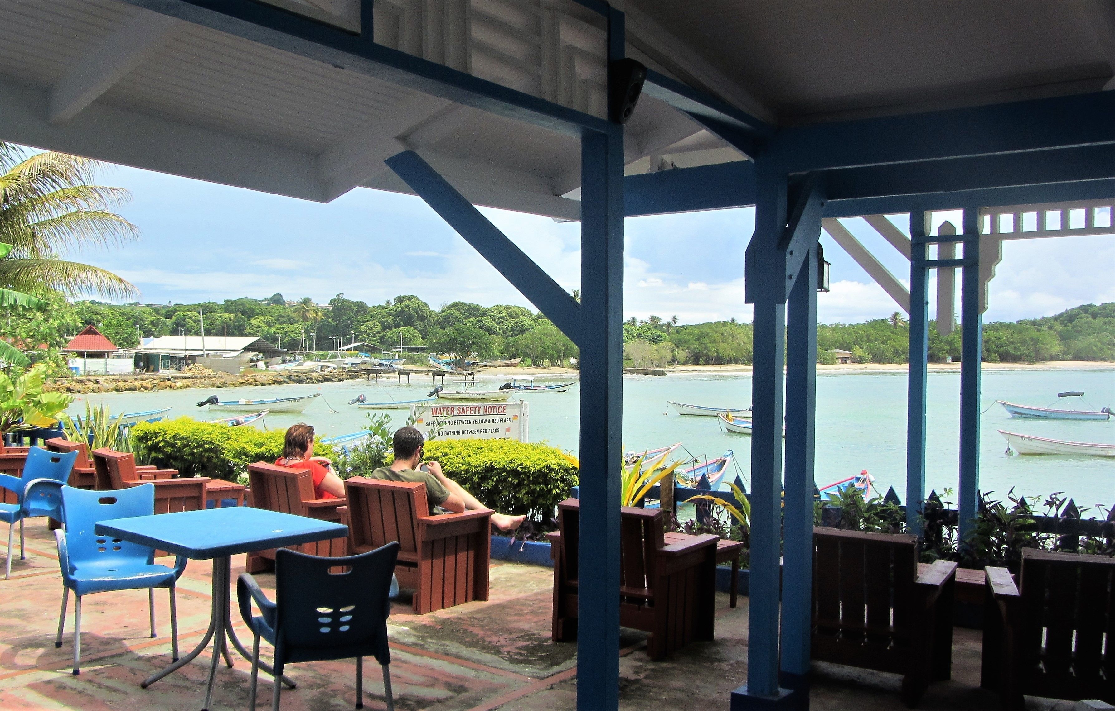 朝食、ランチ、ディナーに営業 (郷土料理と各国料理、ビーチビュー)