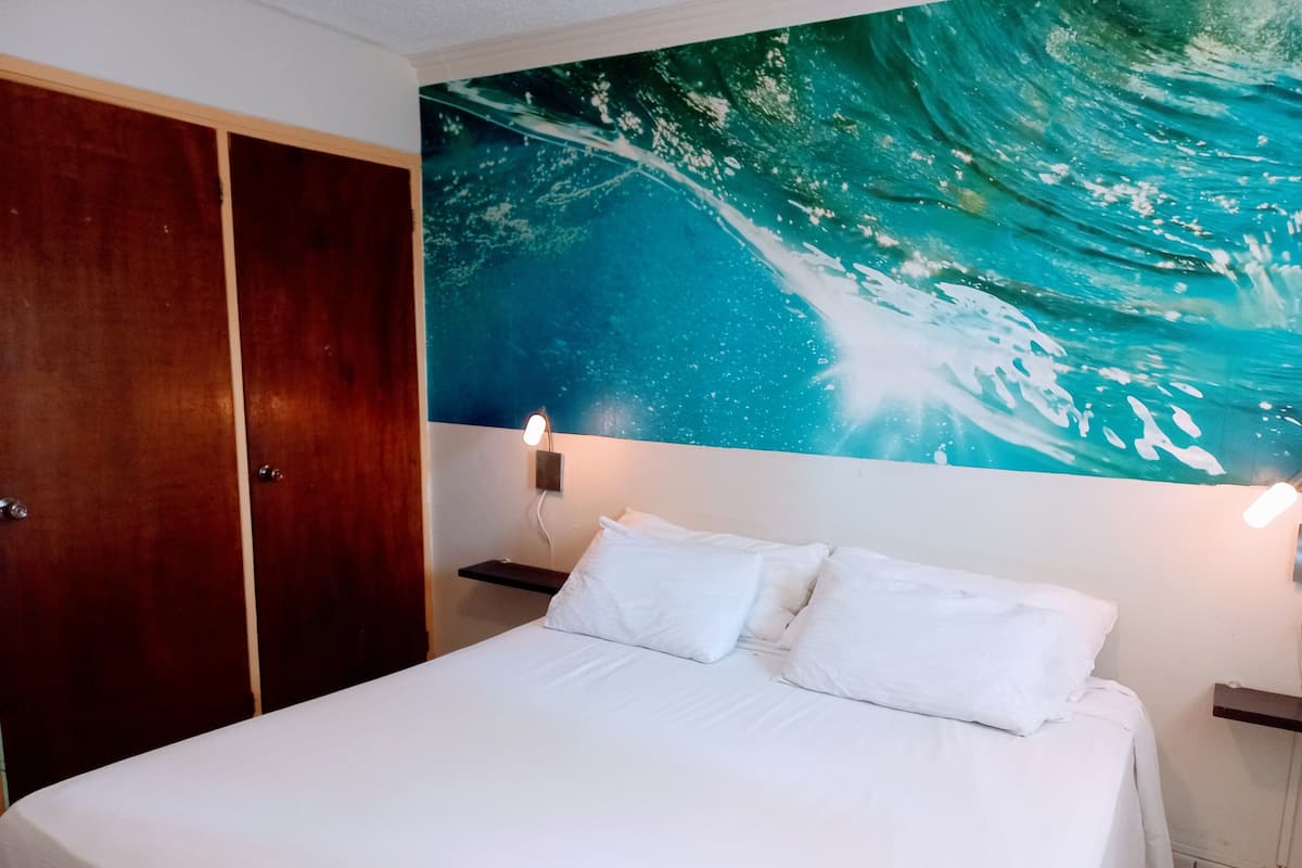 Standard King | Free WiFi, bed sheets