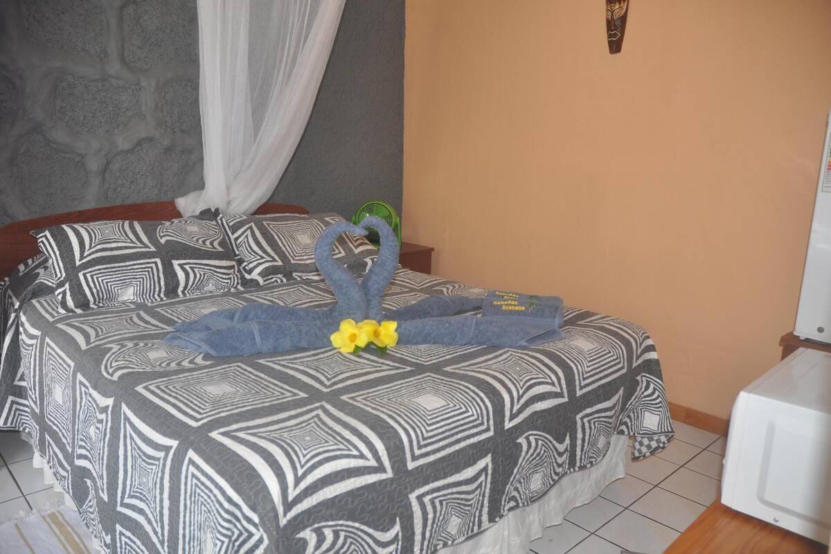 Ropa de cama de alta calidad, minibar y tabla de planchar con plancha