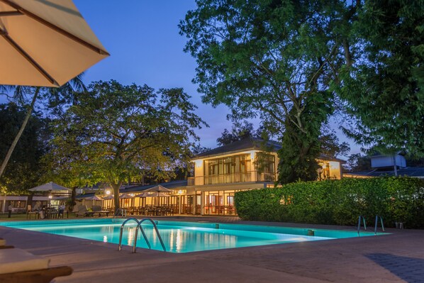 Piscine extérieure, parasols, chaises longues
