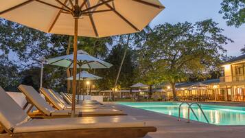 Outdoor pool, pool umbrellas, sun loungers