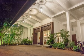 Façade de l’hébergement - soirée/nuit