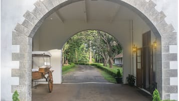 Vista frontal de la propiedad