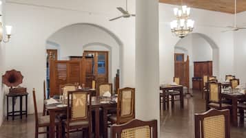 Desayuno completo (USD 7 por persona)