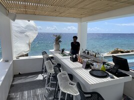 Bar junto a la piscina