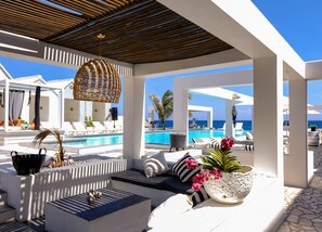Piscine extérieure, cabanons gratuits, parasols de plage