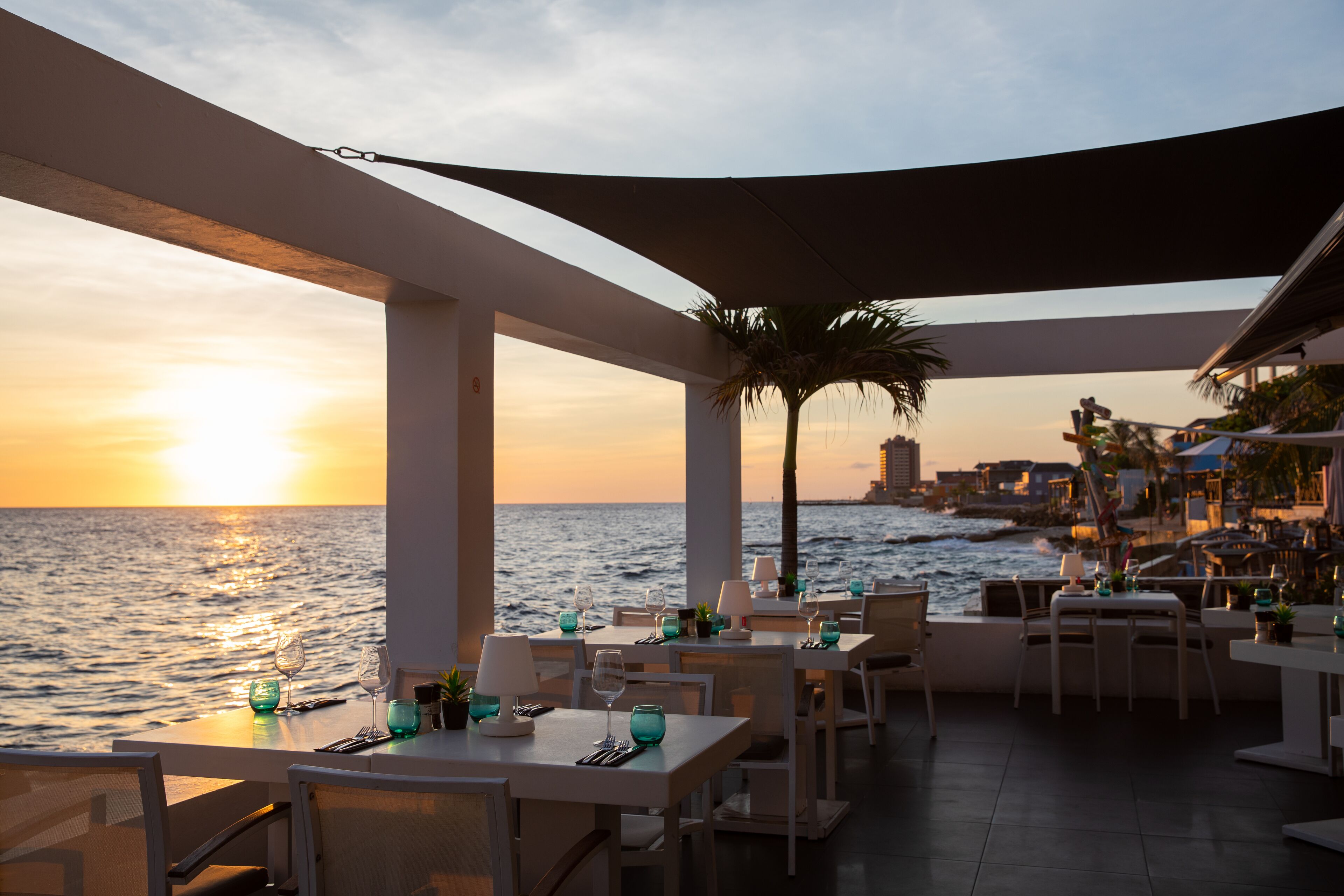 2 restaurants; breakfast, lunch and dinner served 