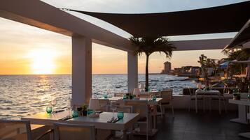 2 restaurants; breakfast, lunch and dinner served