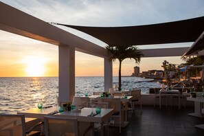 2 restaurantes; se sirven desayunos, comidas y cenas