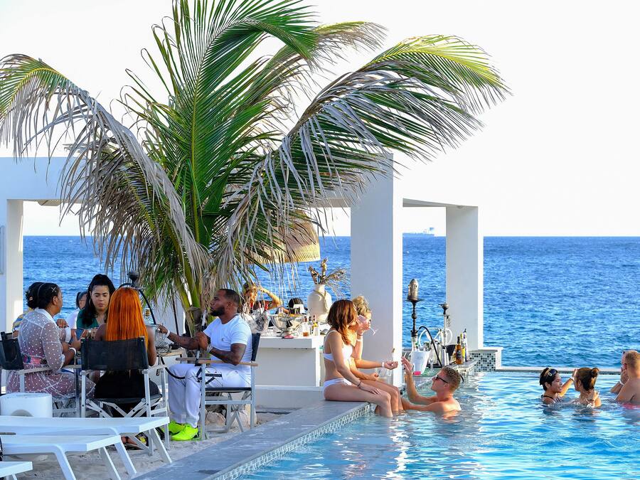 Piscine extérieure, cabanons gratuits, parasols de plage