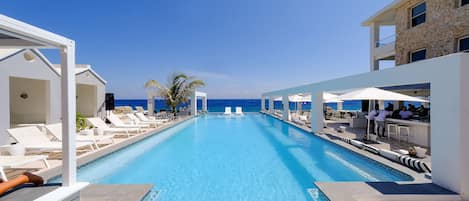 Piscine extérieure, cabanons gratuits, parasols de plage