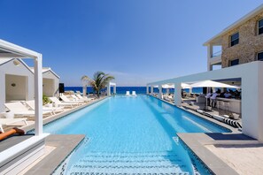 Piscine extérieure, cabanons gratuits, parasols de plage